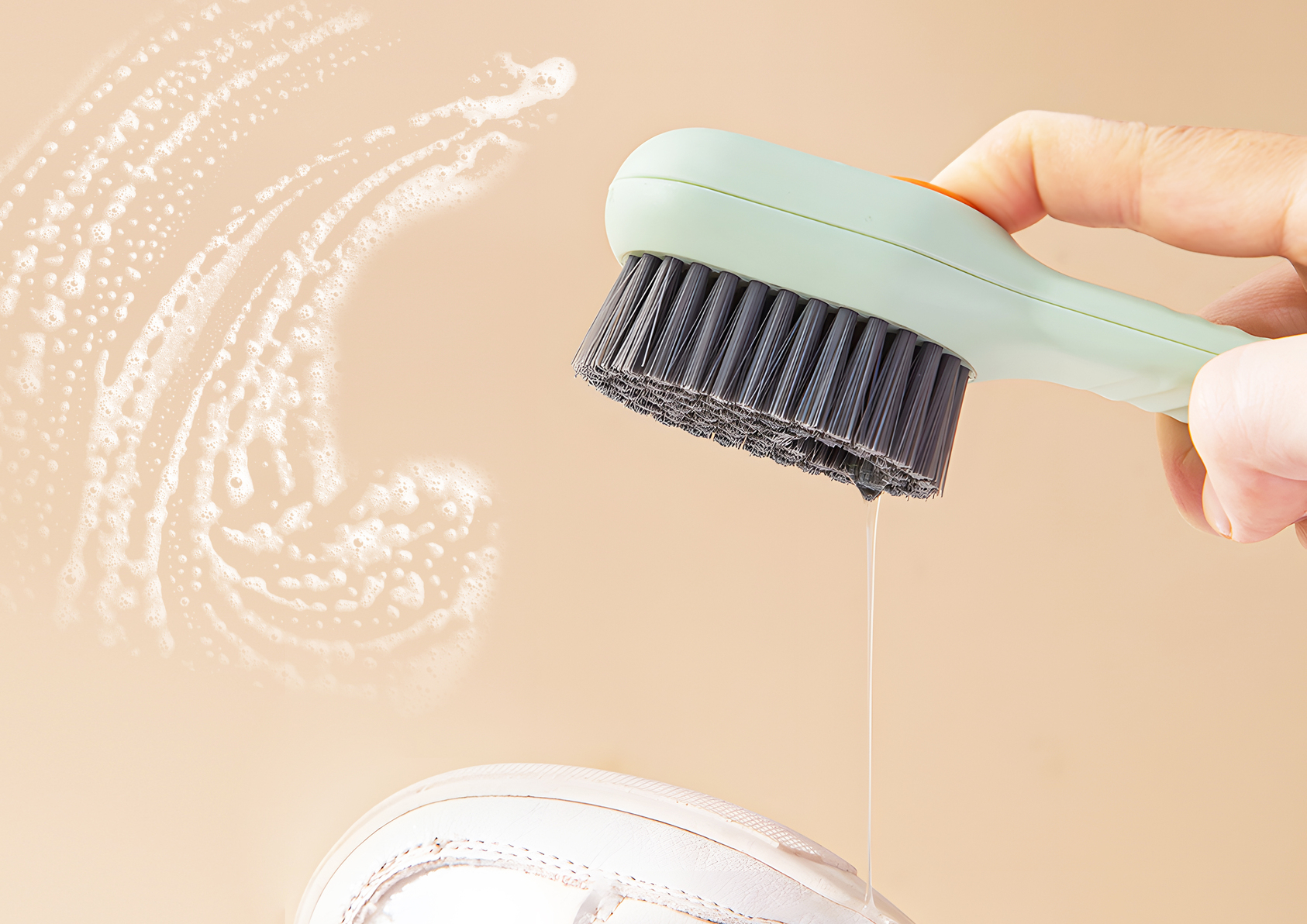 Liquid-adding shoe brush-2