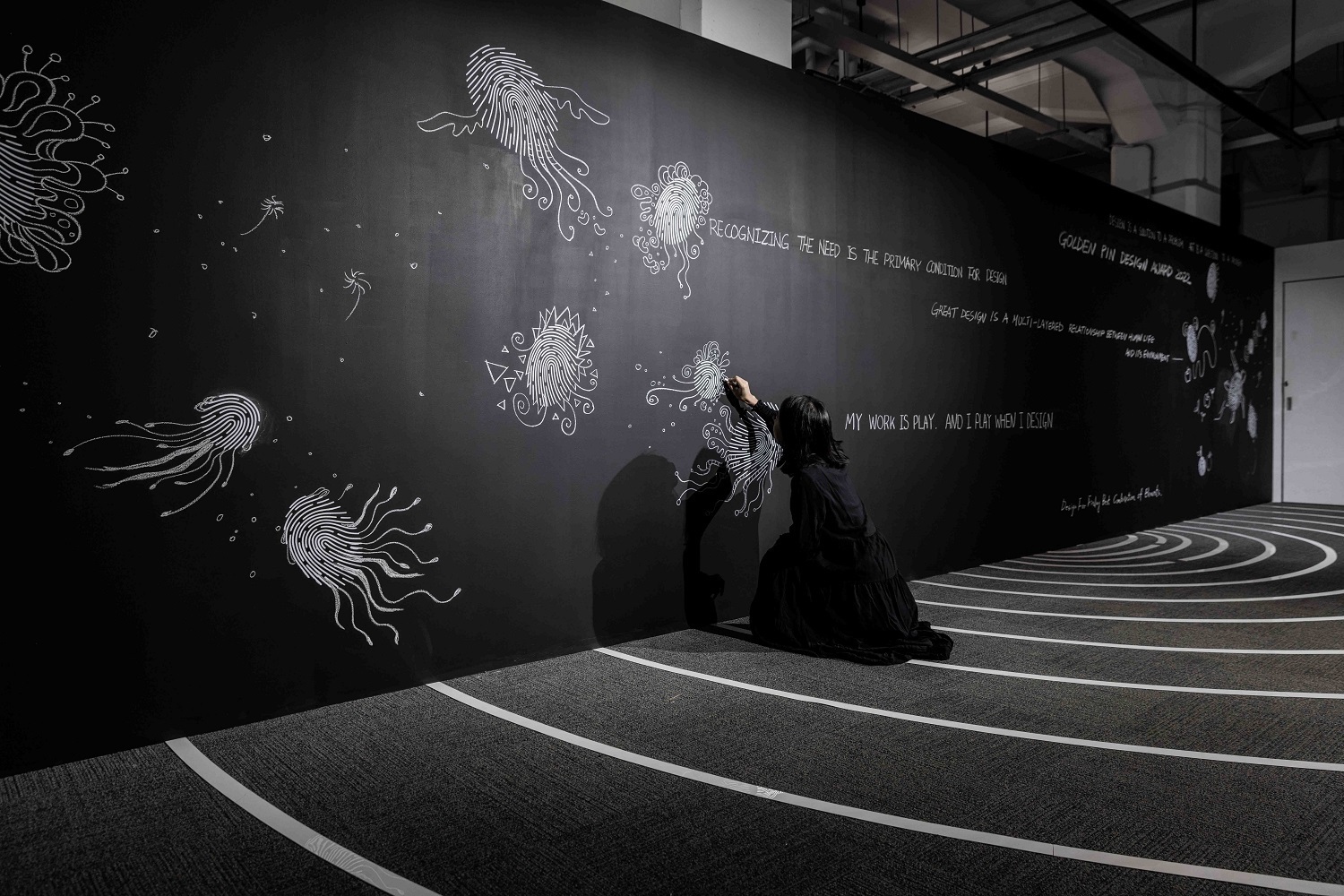 04展間「創意疊加」區設有一道黑板牆，開放觀眾用粉筆繪畫，參與展覽的共創